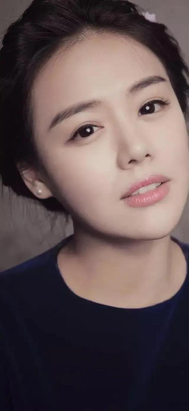 1.马思纯没什么工作的时候，基本上都待在国外，她在国外有房产。2.黄晓明每年都要