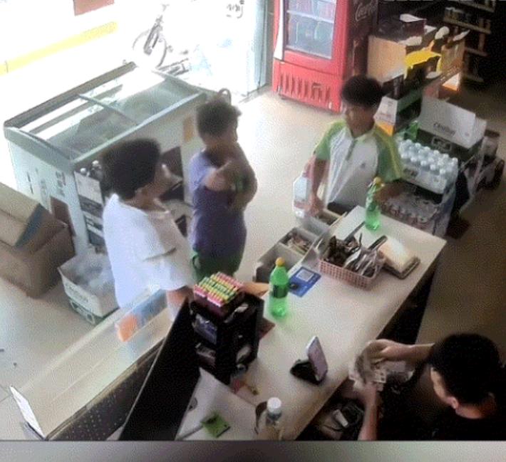 广东，三个小男孩去到一家超市买东西，聊天时得知老板生意不好准备闭店时，几个孩子接