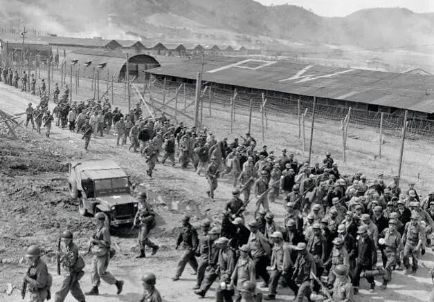 1954年选择前去台湾的战俘，由南韩仁川港搭乘美国海军军舰抵达基隆港。1954