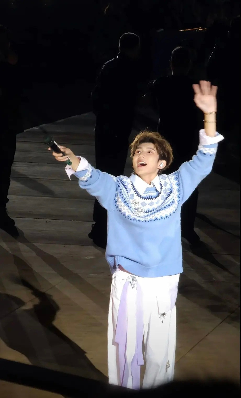 王源开了30场演唱会，巡演动员人数已经80万了，动员人数和票房都是新生代歌手断层