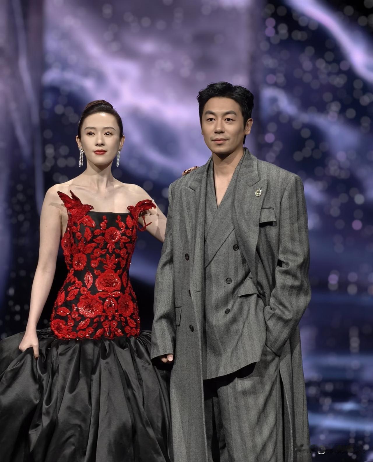 微博之夜朱亚文和童瑶牵手亮相，俩人同框照一出来，第一眼愣是没认出来朱亚文，都怀疑