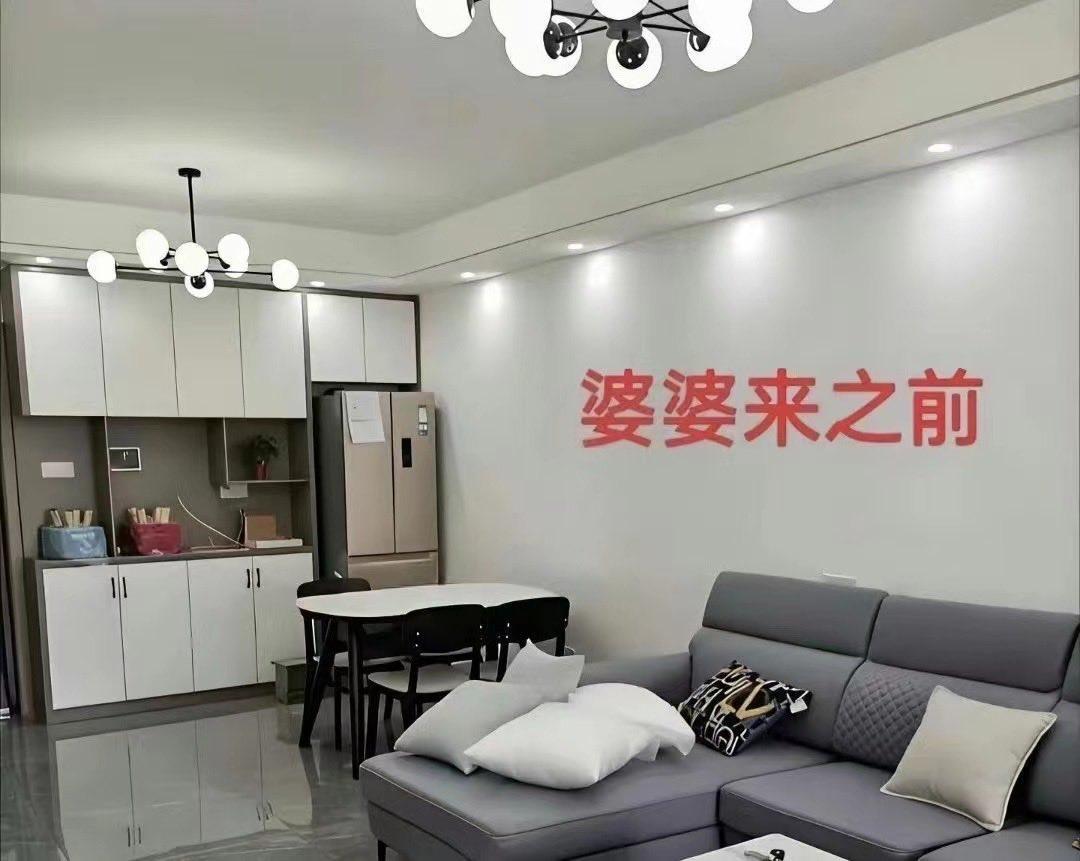 其实我一直没有搞懂父母那一辈到底在节约什么。沙发永远要铺一个衬套、灯也不舍得打开