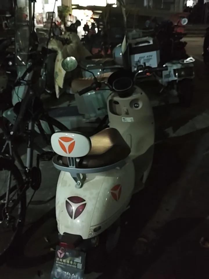 如果不是跑外卖对续航有要求的话，普通人装铅酸电池就足以了，铅酸电池虽然笨重一点，