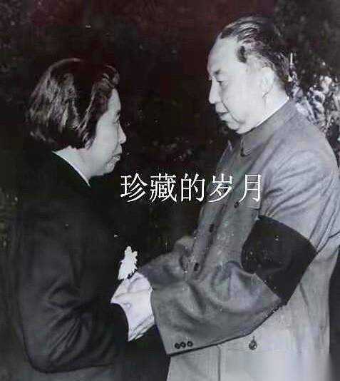 视线穿过四十多年的时间，定格在1980年那场追悼会的一张黑白老照片上。照片里没写