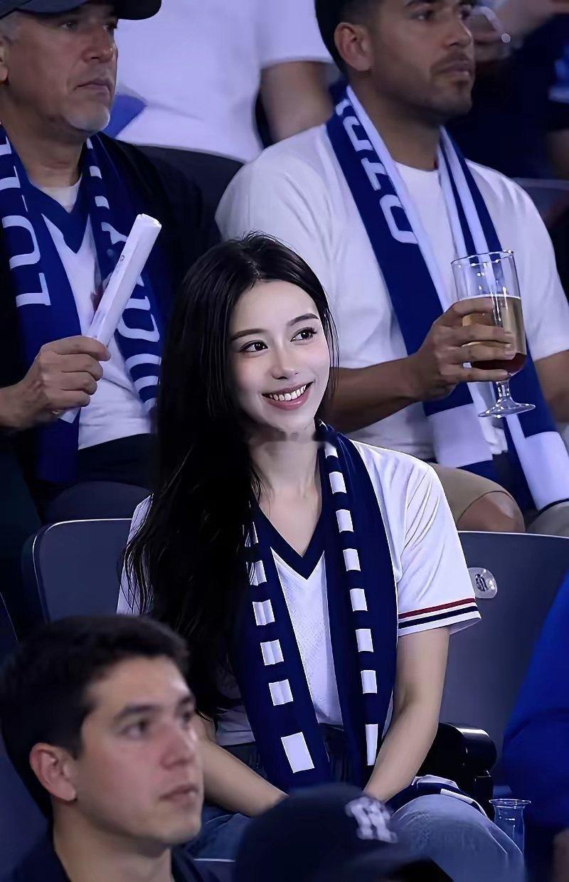 那张女球迷和C罗的合影，很多人都只看到了拥抱