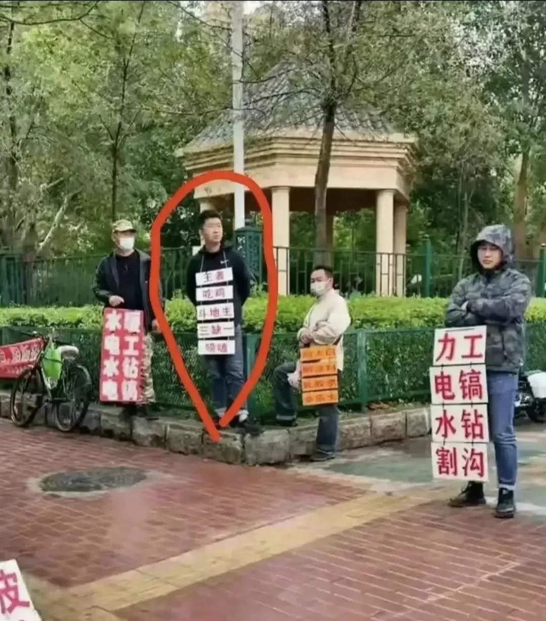 哥们是不是出门着急，拿错牌子了？[doge]