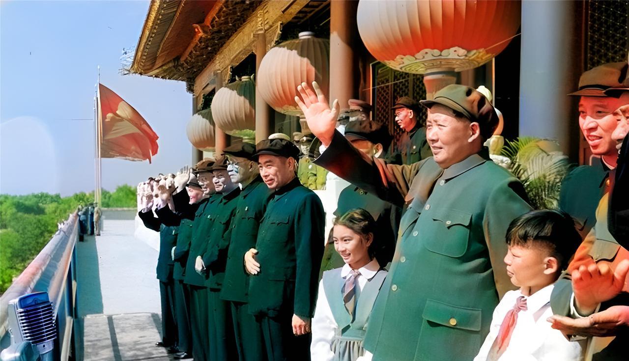 这是1953年新中国成立四周年国庆大阅兵上的毛主席。1953年国庆大阅兵是新中国