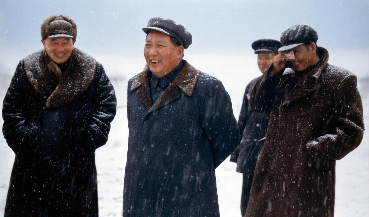 1953年2月15日，毛泽东在赴武汉途中，专列经停郑州火车站时，因遇大雪临时下车