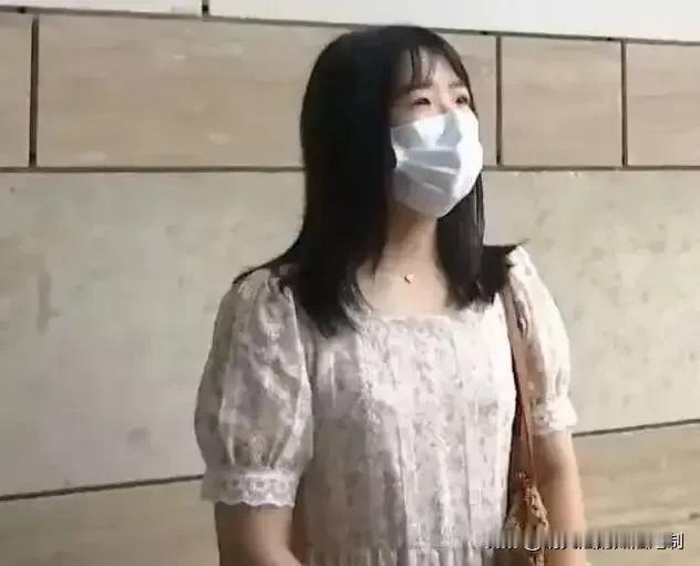 浙江杭州，女子请朋友在饭店聚餐，账单显示消费1400元。女子手机扫码付款后，还给