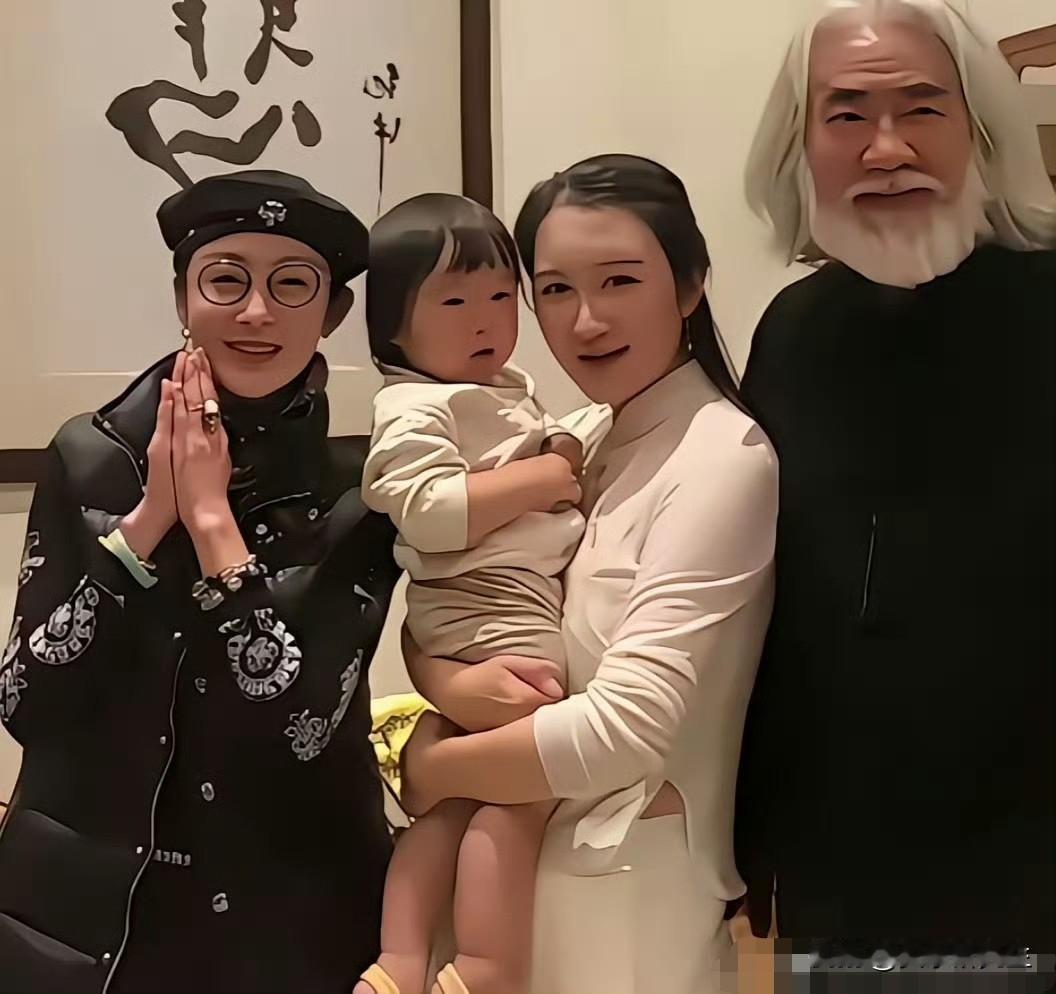 张纪中这一家子，我最看不明白的，就是他和岳母的关系了。你看，张纪中今年都7