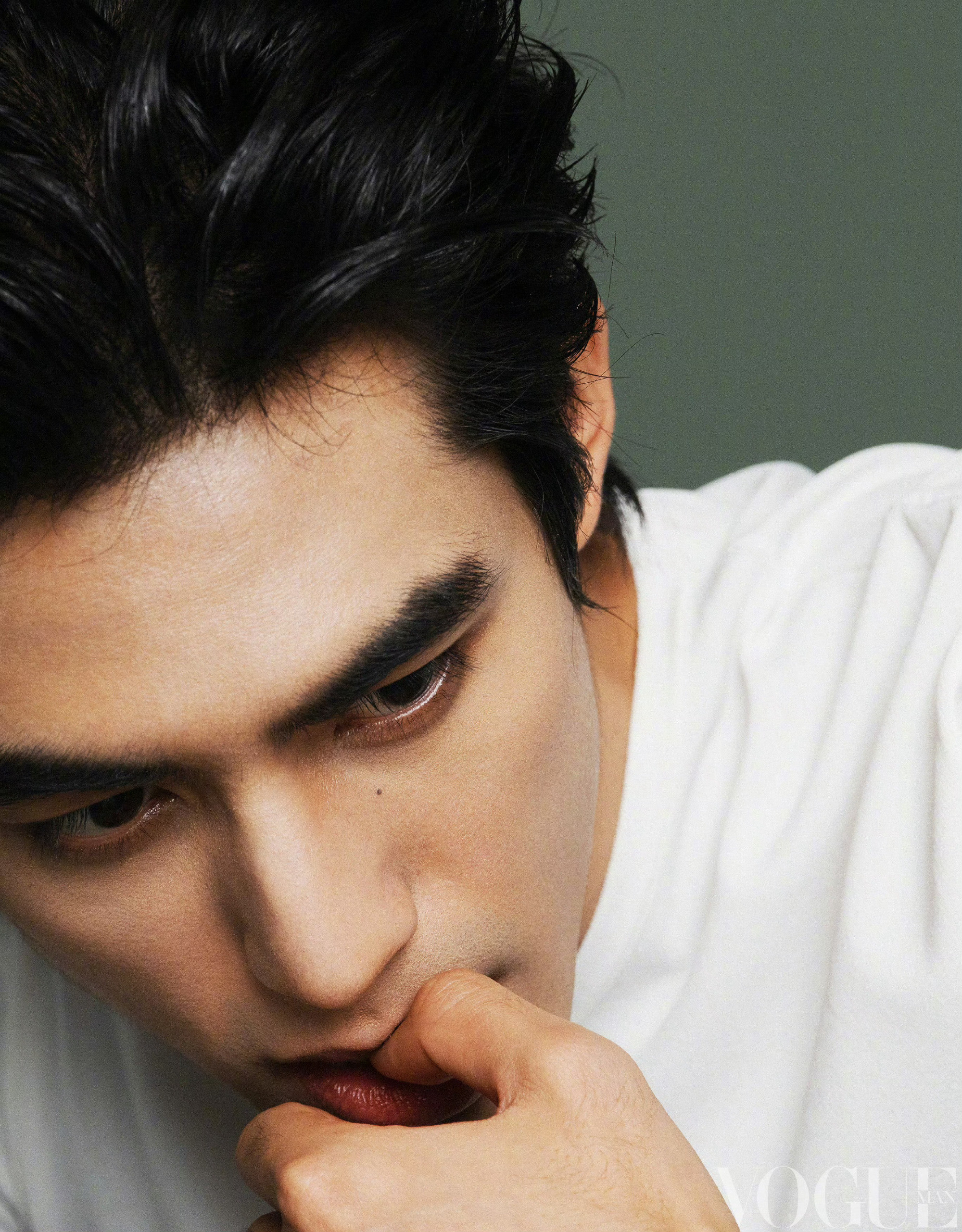 宋威龙身穿Gucci登上VOGUEMAN2026年3月刊封面人物，摄影钟