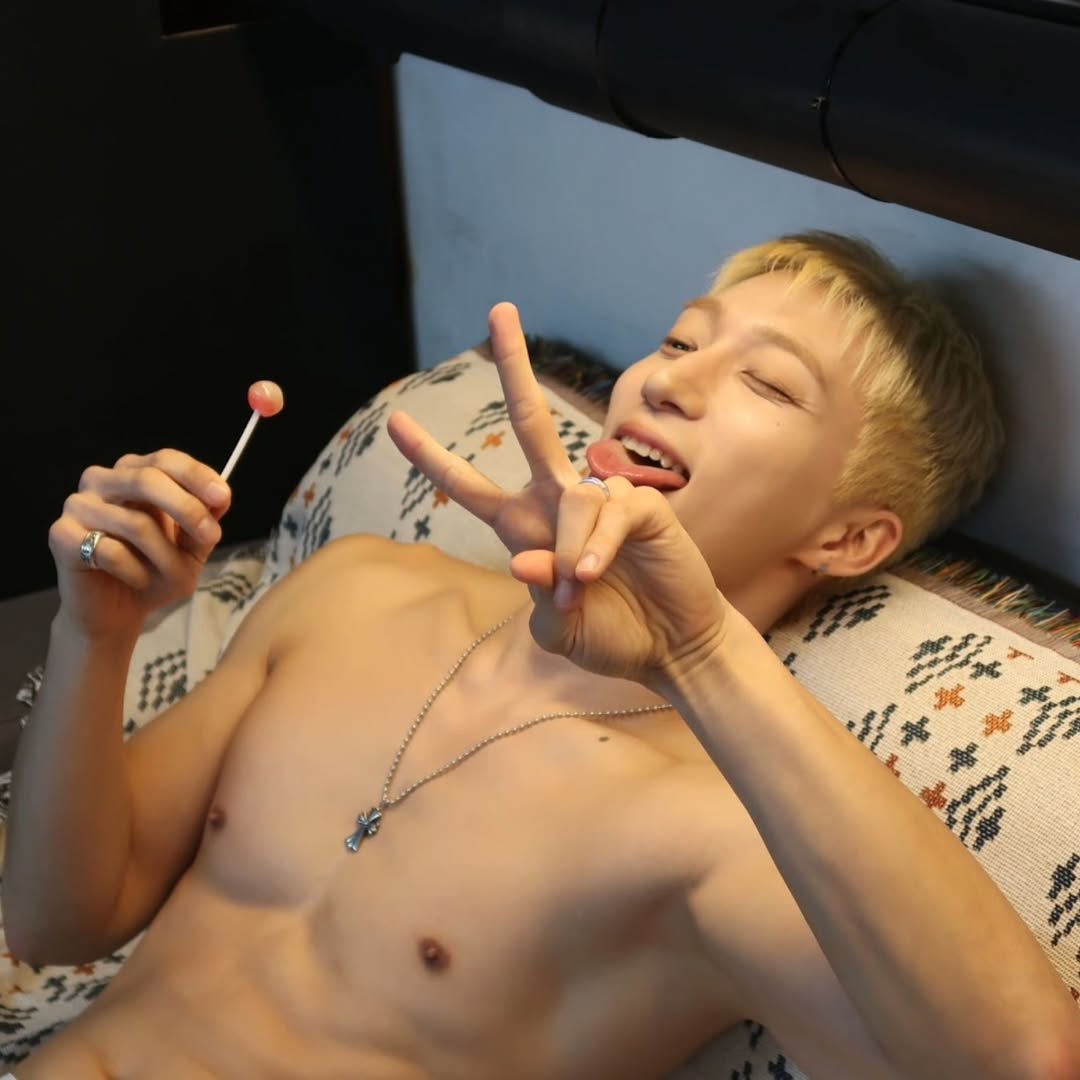 谁家男歌手，吃个棒棒糖都这么性感啊？！