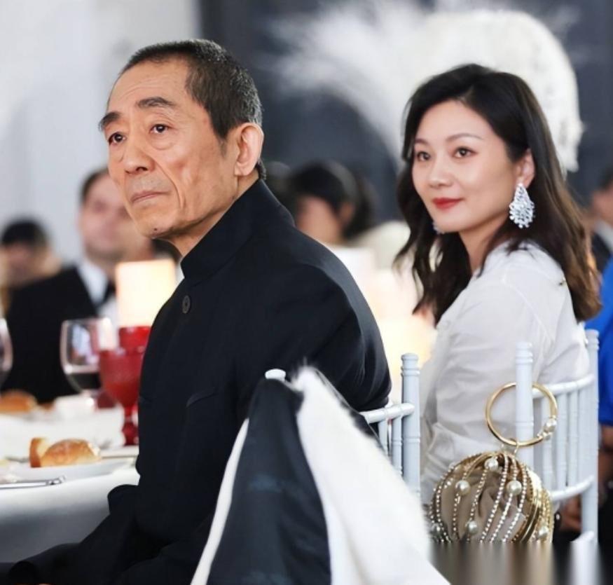 [啤酒]2000年，19岁的陈婷带着50岁的张艺谋回家见家长。当时屋子里的气氛估