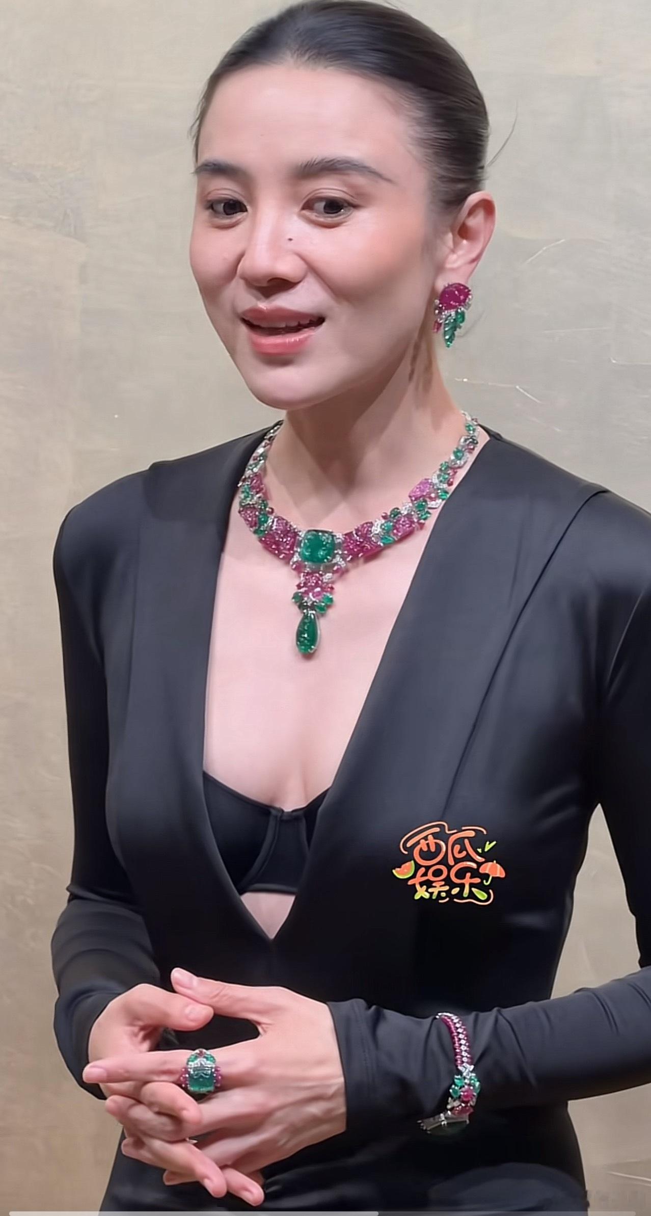 宋佳奢牌资源还挺好的，现在走的是优雅、自信人设路线。