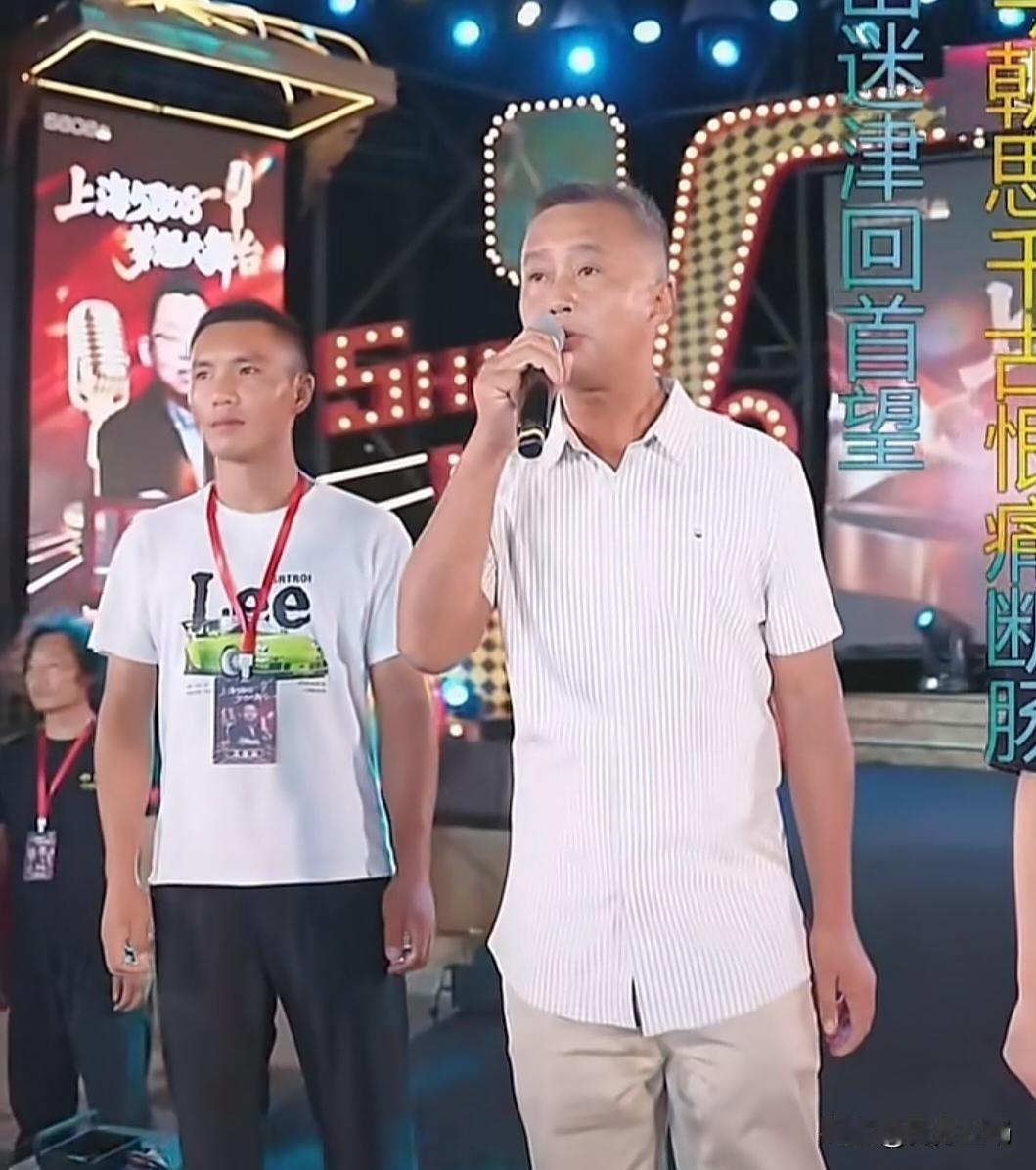 除了博览群书、书法绘画，他还是唱沪剧高手。近日，沈巍老师在一场活动中深情献唱沪剧