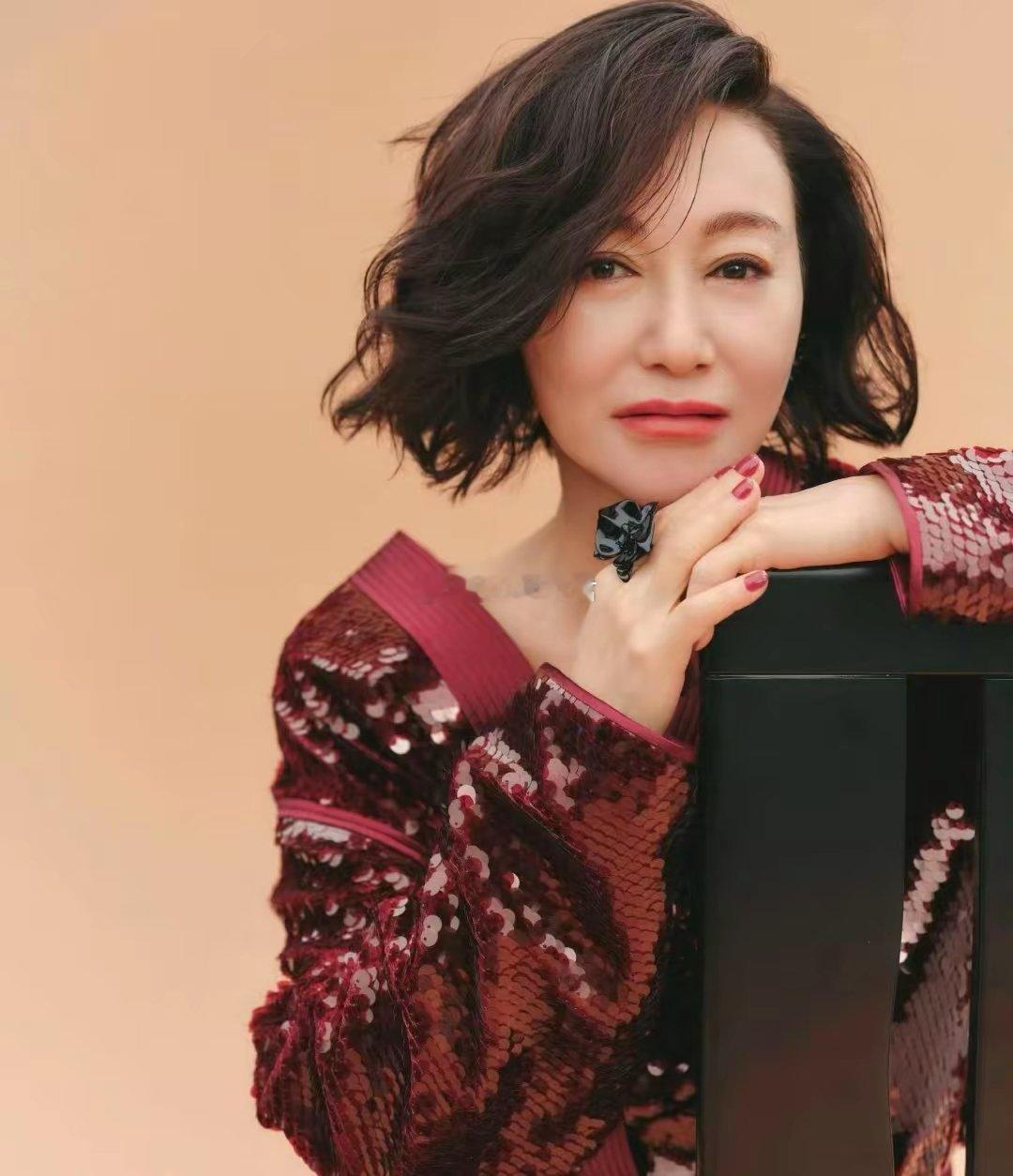 惠英红再度陪跑一点也不意外。虽然惠英红的演技比钟楚曦好。但最重要的一点她比不过，