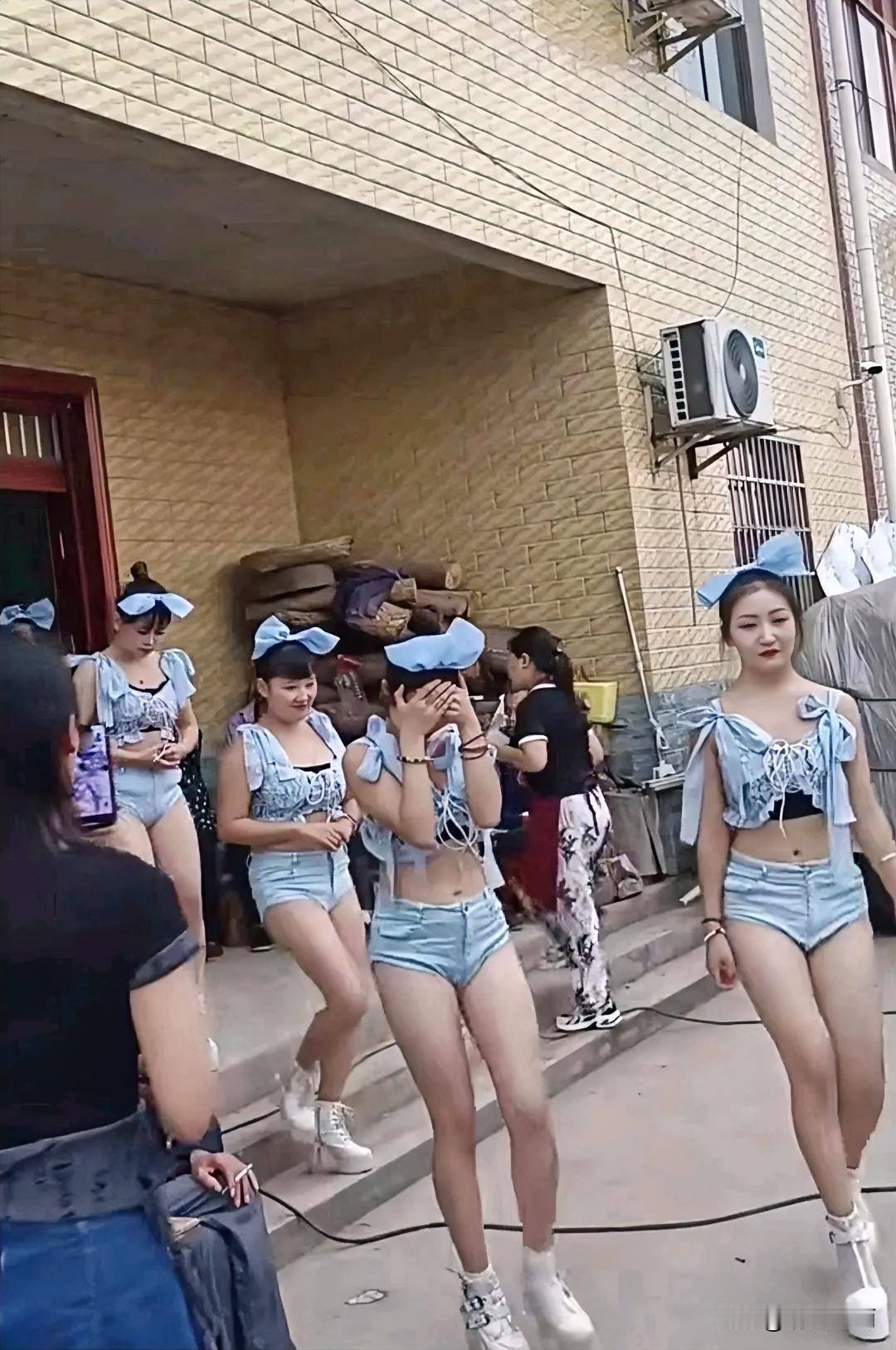 广东一位80岁老人过寿，儿女为尽孝心，请来了一家民间艺术歌舞团为老人助兴。这