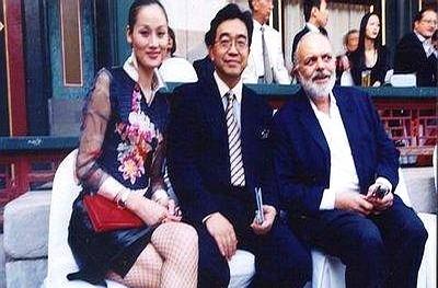 2005年，59岁的画家陈逸飞突然离世，30岁的娇妻宋美英在查看陈逸飞留下的保单