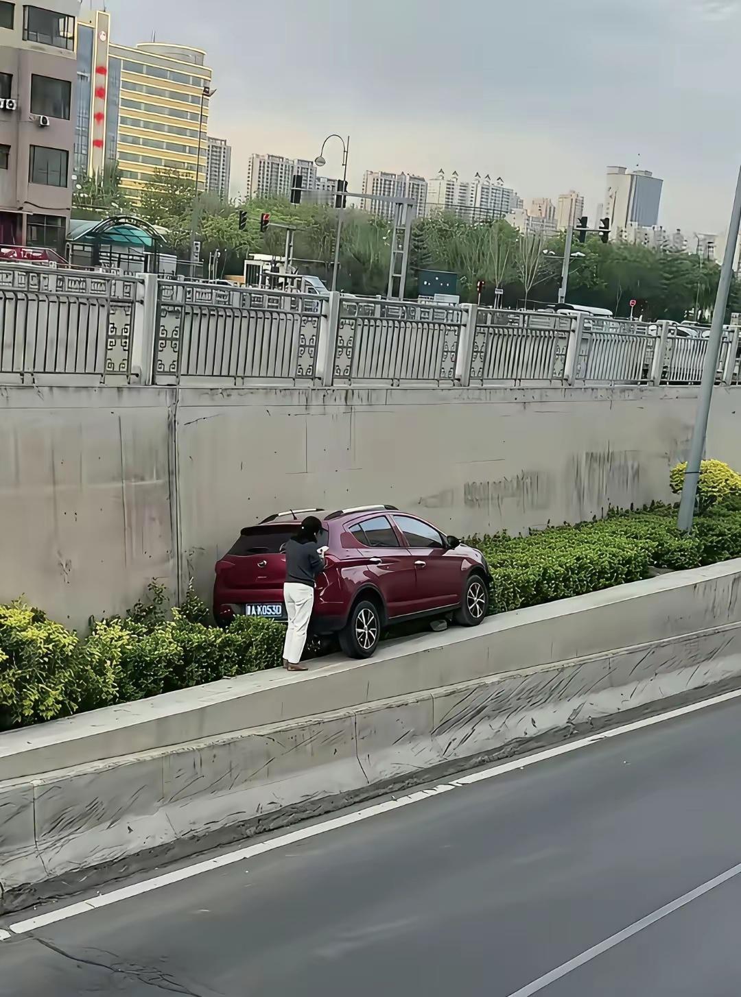 终于弄明白这车是怎么上去的