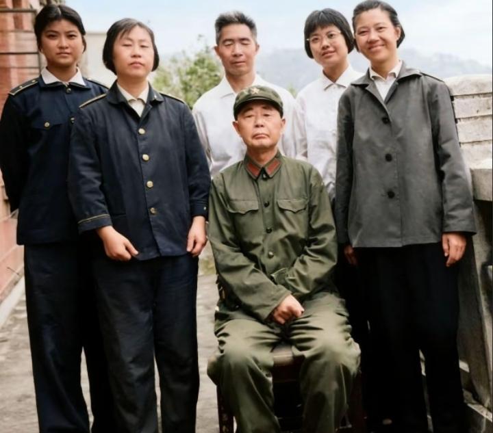 上世纪60年代，开国上将陈明仁与家人的合影。陈明仁将军1903年出生于湖南醴陵，