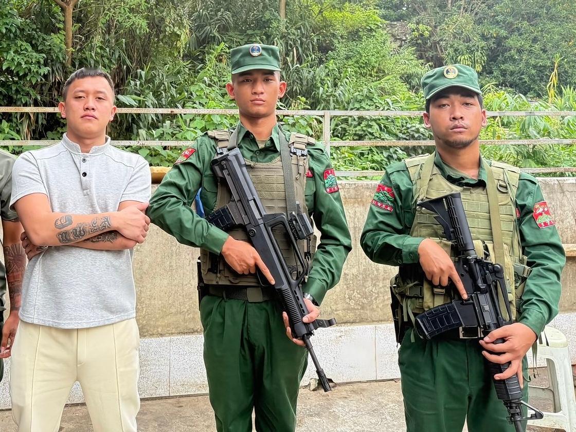 佤邦军队装备97步枪和M4步枪！实际上佤邦军队装备最多的是56和81系列的步