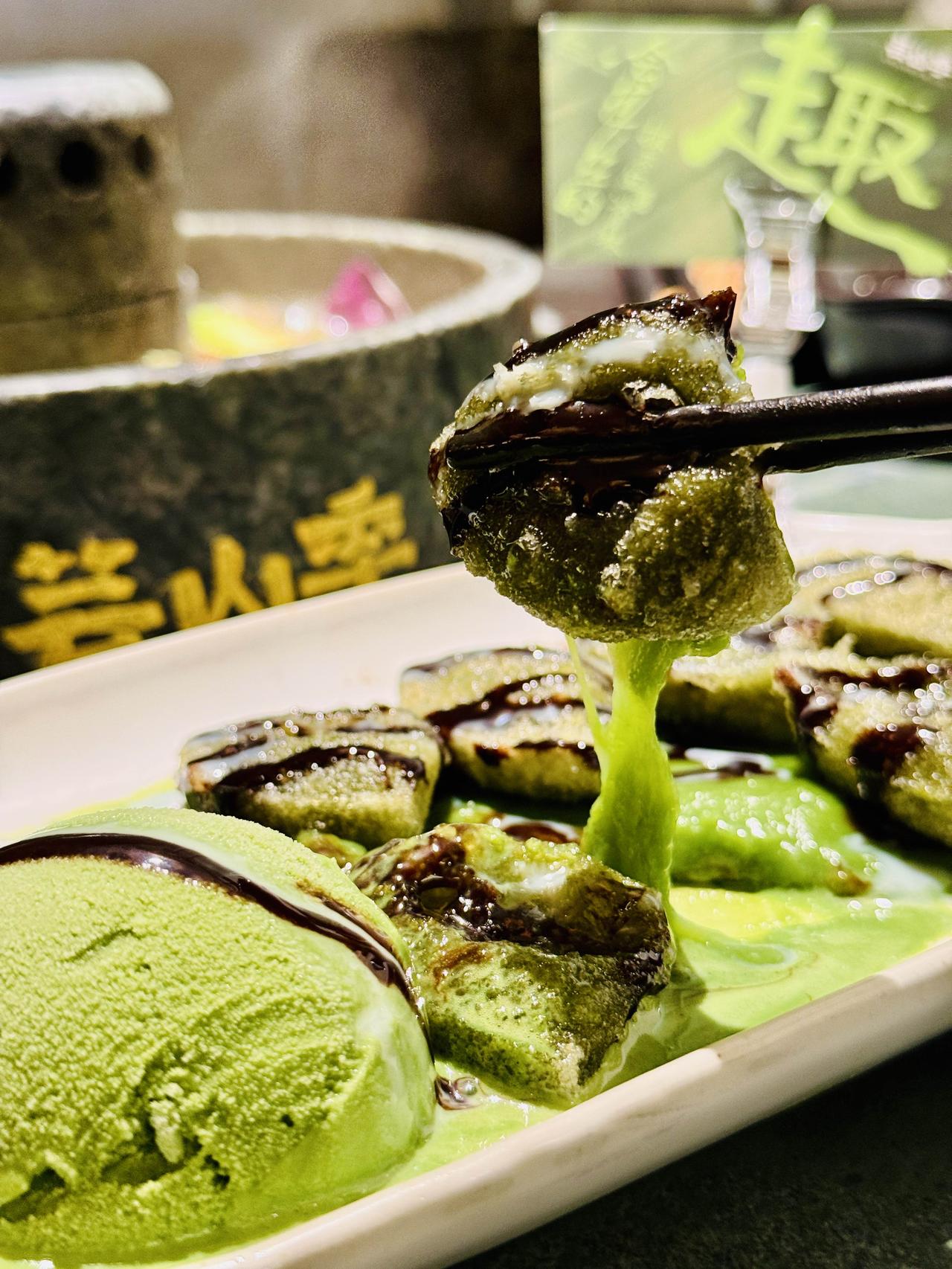 世纪汇这家云南菌子火锅，排队两小时我认了是的，我又去芸山季了。世纪汇这家，周