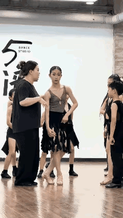 据说有钱人都把孩子送这里来我这个人没钱人看半天也没看懂[笑着哭]