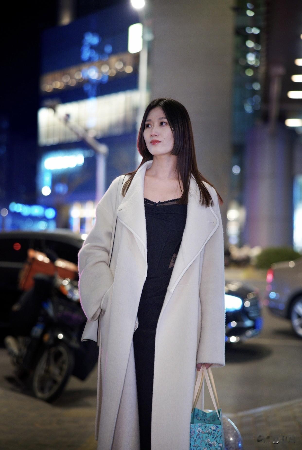 真正的好女人,都有哪些迷人特质?心有磐石，人品如玉，让人感觉温润靠谱。就像一颗定