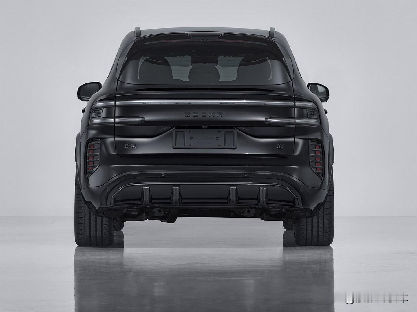 工信部最新公告显示极氪8X高性能新版本。该车配备全黑外观套件、碳纤维组...