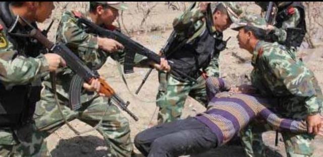 1997年，为抓捕“神枪手”悍匪万光旭，37名公安武警深入龙合村，却意外被其岳母