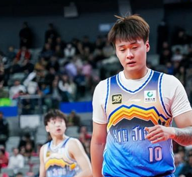 赵睿将放弃顶薪合同和北京签三年C类合同。据媒体人付政浩透露，赵睿将放弃顶薪合同重