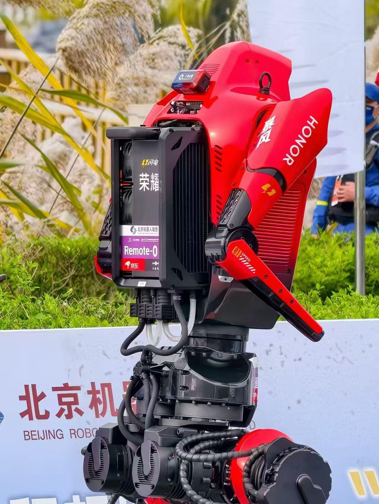 很多人好奇，为什么荣耀机器人能连续跑两个多小时不发烫？答案就是它的自研液冷散热系