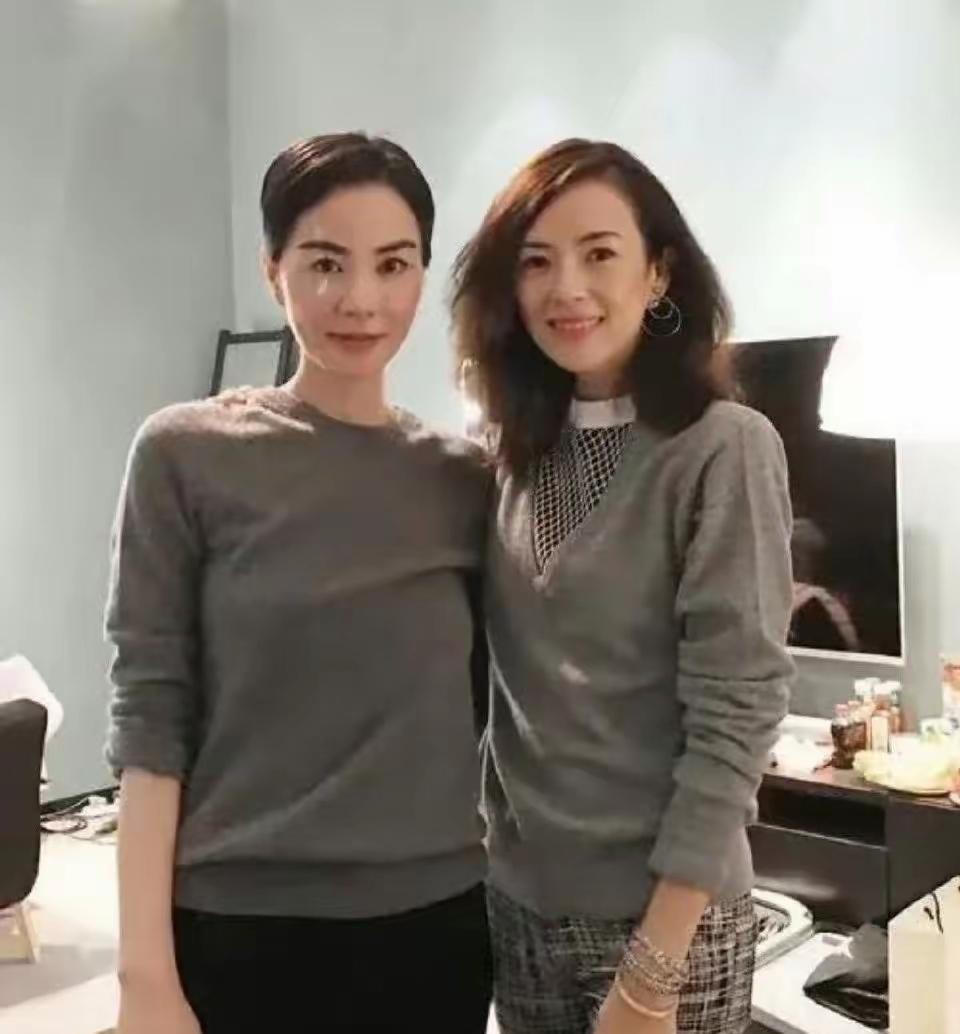 王菲章子怡穿着同色衣服合影，从气质上王菲赢啦！王菲绝对是女王级别的，一双迷人的大