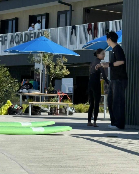 何超莲窦骁婚变风波后澳大利亚度假，两人穿着休闲面带笑容，看起来心情都不错，人家小