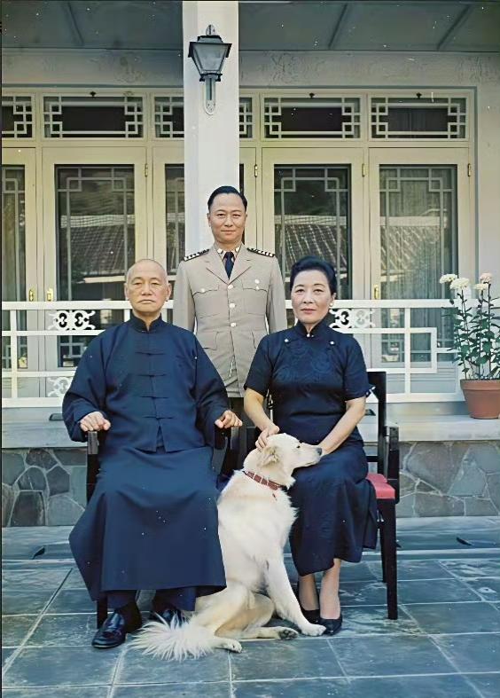60年代末拍摄于台湾士林官邸的一张照片，老蒋夫妇端正而坐，站在他们身后的是侍卫长