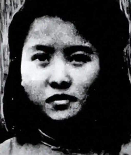 1948年渣滓洞女烈士朱世君，特务暗中解开绳索放她逃入竹林，她断然挣脱援手，一