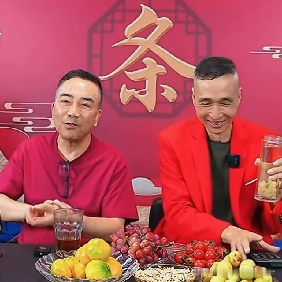 杨议和条子近来凑到一块儿砸纲，俩人在直播间里一唱一和，有粉丝打趣道：“相声界乱不