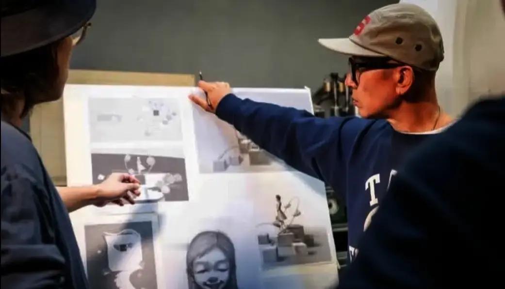 汪小菲找人做了尊大S的青铜半身像，造型是2003年杉菜时期，连发带和圆领针织衫都