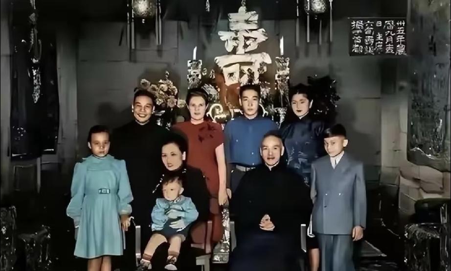 蒋介石办60大寿，嘴上说不收寿礼，却推出了祝寿献金运动。1946年，由国民党官