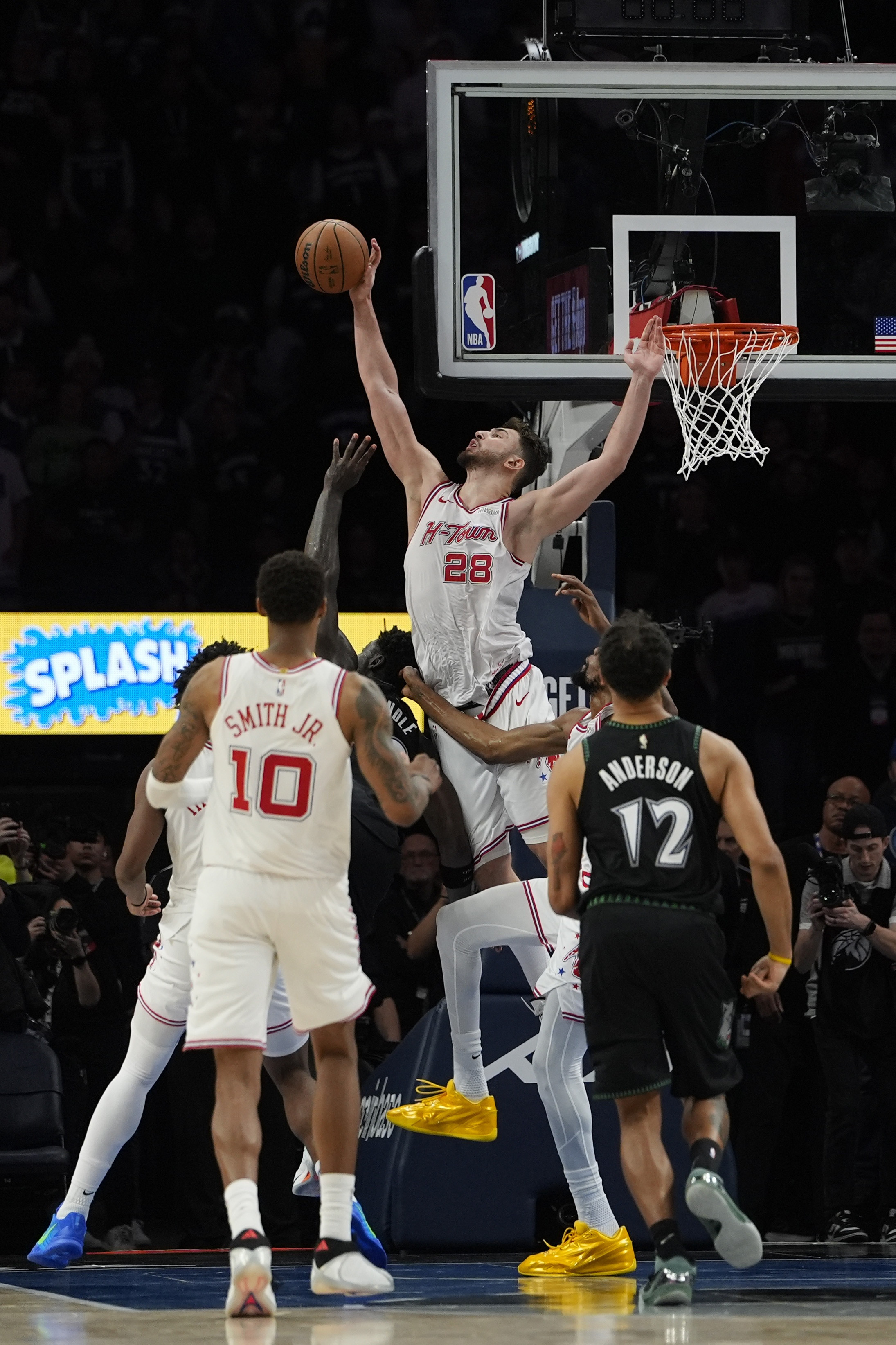 NBA昨天森林狼加时110-108逆转火箭。今日，NBA官方公布了常规时间最后