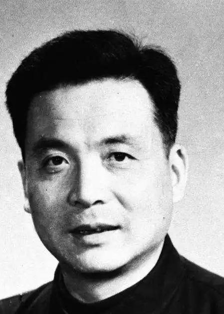 1986年，邓稼先在临终前提出想要在去看一眼天安门，可当他乘坐的轿车驶过天安门时