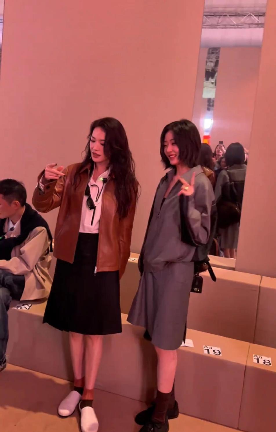 别再说舒淇靠脸赢了。她今年1976年生，整整比1997年出生的孙千大21岁，可