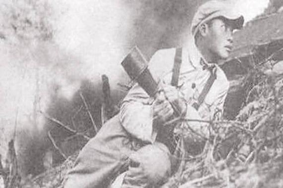 1951年，美军俘虏了一个17岁的志愿军战士，美军用电话线把他捆住，连夜拉去领赏