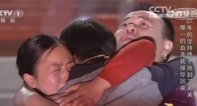 1992年，因儿子被拐寻找两年无果后，一男子买来炸药，绑在自己与妻子身上。然后将