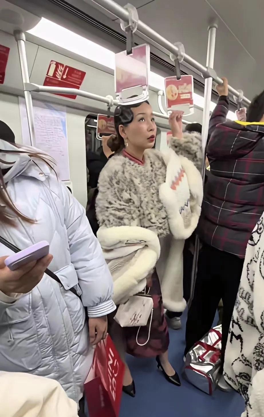 惊呆了，穿这一身还需要搭地铁吗？[哭哭]