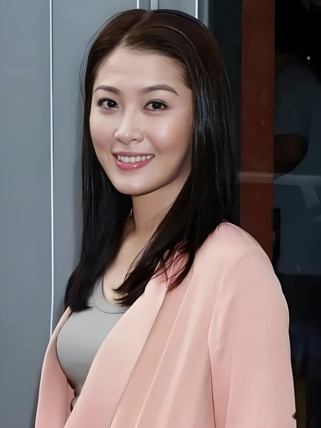 周丽淇，一颦一笑皆是港风韵味。眉眼温柔，气质出尘，荧幕前百变灵动，生活中优雅从容