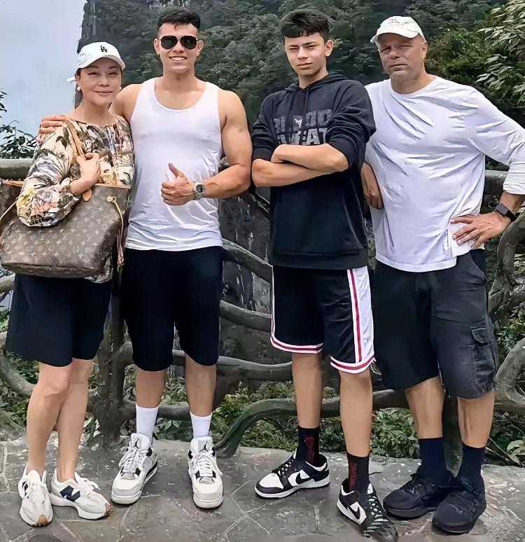 史可全家福：她已经61岁，瑞士籍丈夫老柯一点也不显老，金融世家，光头显精神，为爱