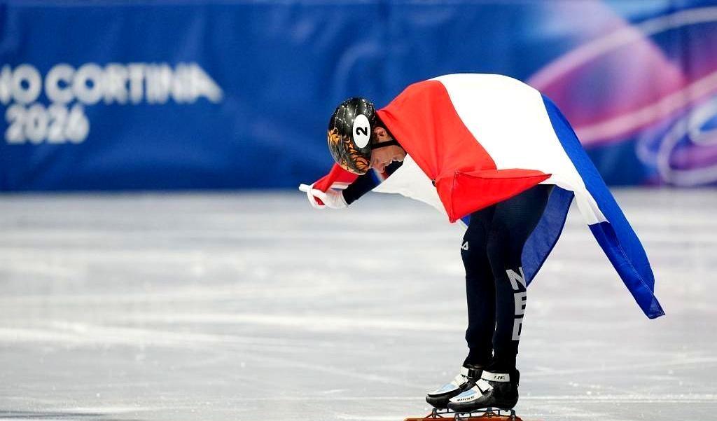 孙龙的冬奥会奖牌梦，碎在队友缝针的膝盖上。决赛最后一圈，英国选手特雷西一个