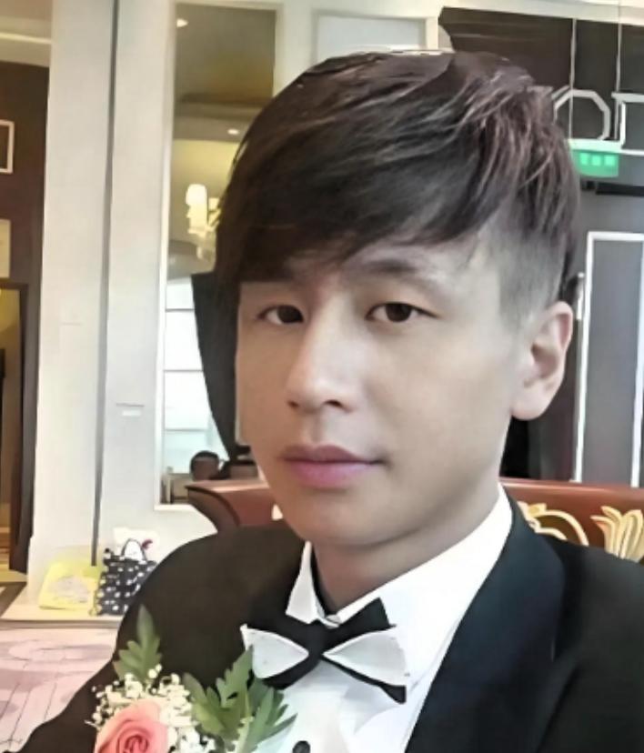 2023年上海某家医院的病房里，一个46岁的男人耗尽了最后一点力气，在病床上闭上