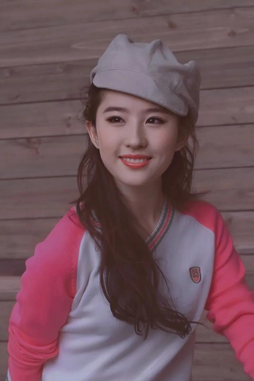 这个时期的刘亦菲也太美了吧，水灵灵的，像水蜜桃一样鲜嫩可口。#明星刘亦菲#